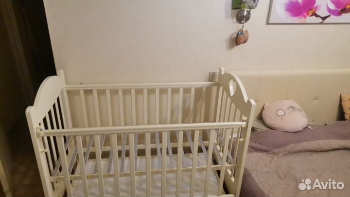 Детская кроватка с маятником