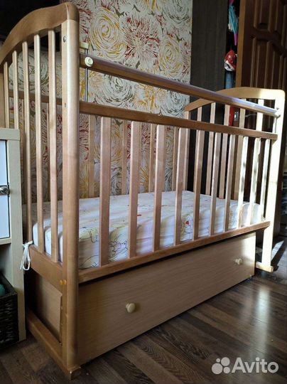 Детская кроватка с маятником и матрасом