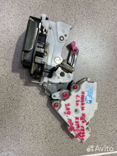 Замок двери задний правый Nissan Cube 1999 г