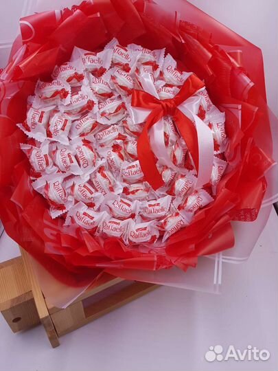 Сладкий букет из конфет и зефира для девушки