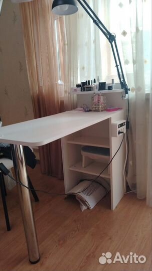 Стол со стульями для маникюра