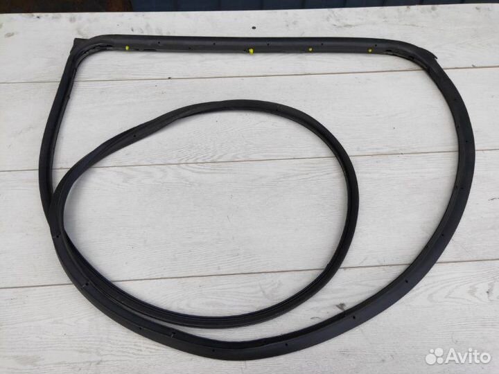 Уплотнитель двери задний правый Nissan Note E11