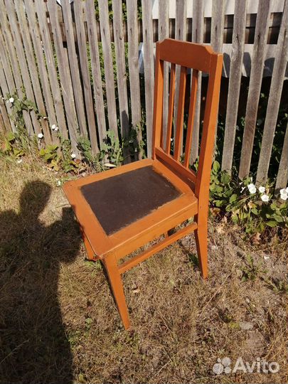 Стул, явно из 50х.Покрыт половой краской