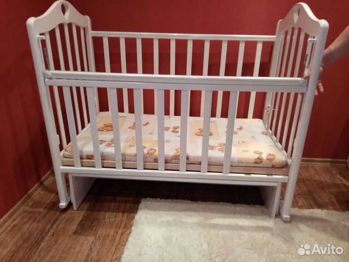 Детская кроватка с маятником