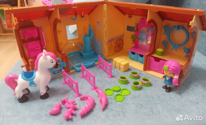 Игрушечная конюшня-домик