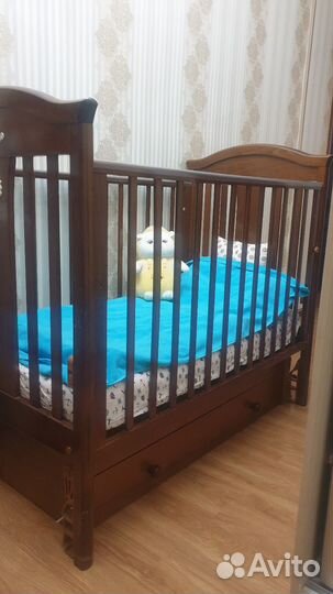 Детская кроватка с маятником и ящиком