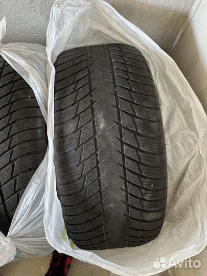 Bridgestone Blizzak LM-001 285/45 R21 113V