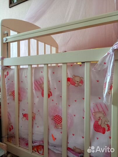 Детская кроватка с маятником