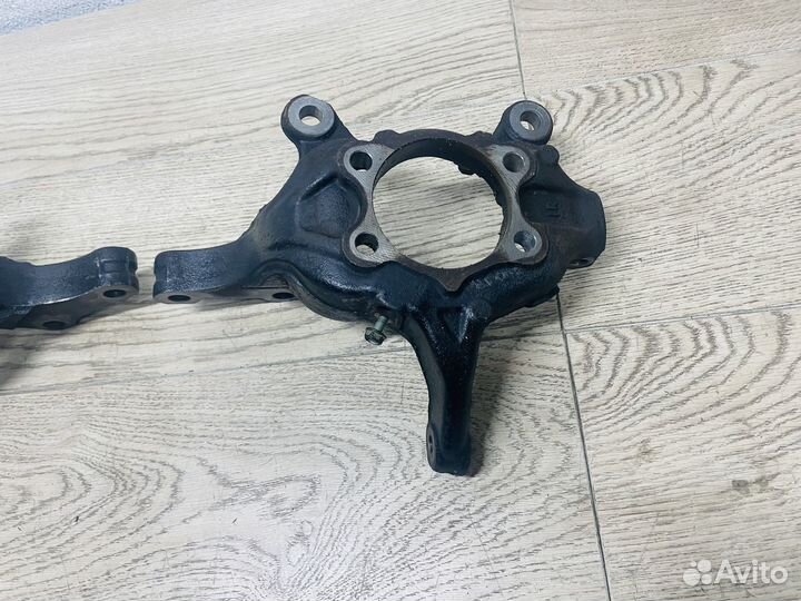 Кулак поворотный передний левый Nissan Juke F15