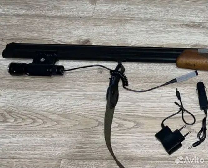 Фонарь подствольный с креплением,выводной кнопкой