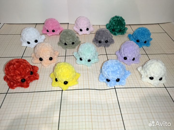 Вязаный брелок-осьминожек ручной работы