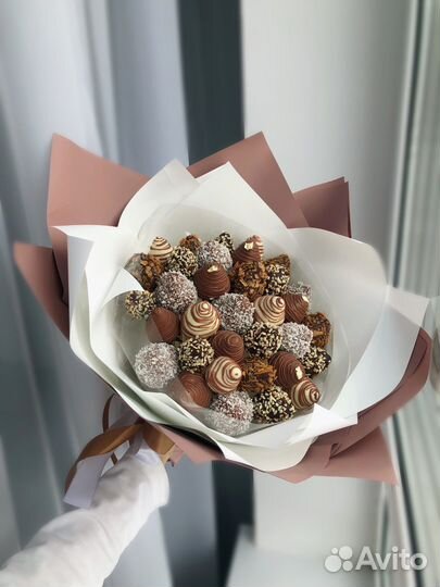 Съедобные букеты из клубники в шоколаде