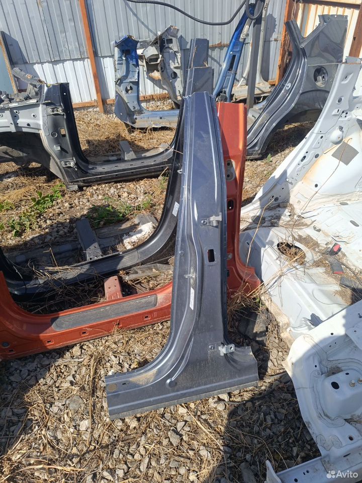 Стойка двери центральная левая Exeed LX