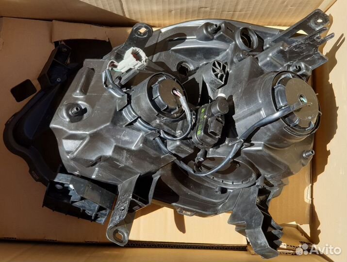 Фара передняя правая nissan 260103UF2C X-Trail T31