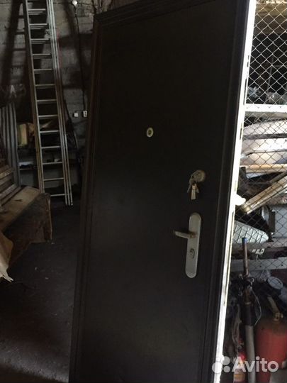 Металлическая дверь