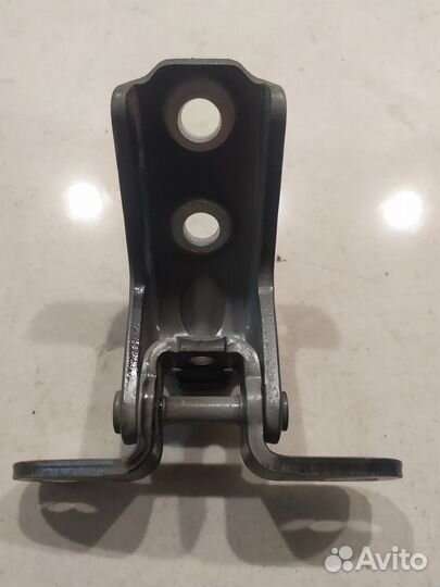 Петля двери(передняя левая верхняя)