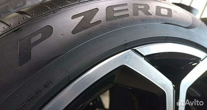 Pirelli P Zero PZ4 285/40 R22 и 325/35 R22