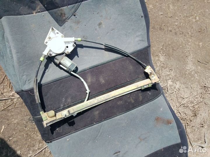 Стеклоподъёмник правый передний на Lifan Breez