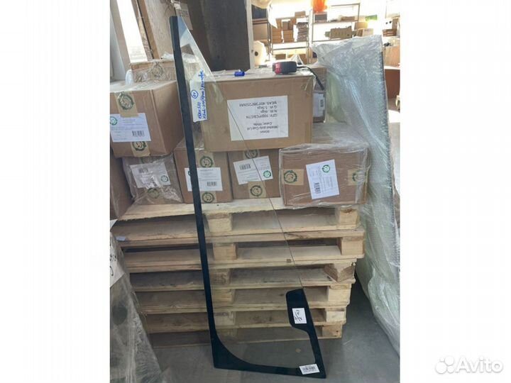 Стекло заднее боковое форточка Caterpillar