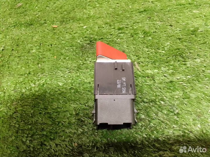 Кнопка аварийной сигнализации VW Tiguan 2007-2011