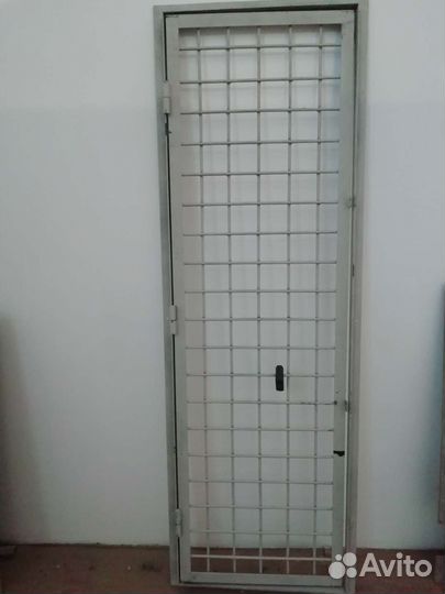 Металлическая дверь бу (оружейной комнаты)