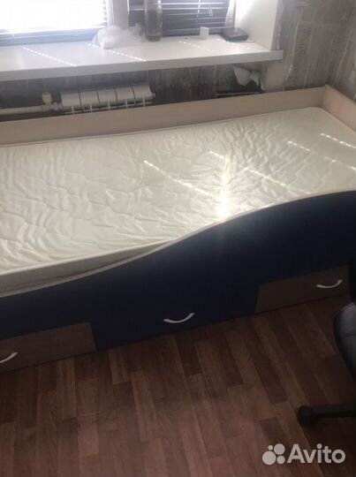 Кровать односпальная с матрасом (90 на 200)