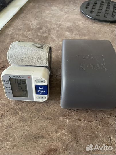 Тонометр на запястье omron