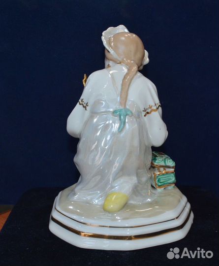 Фарфоровая статуэтка- Малахитовая шкатулка Дулево