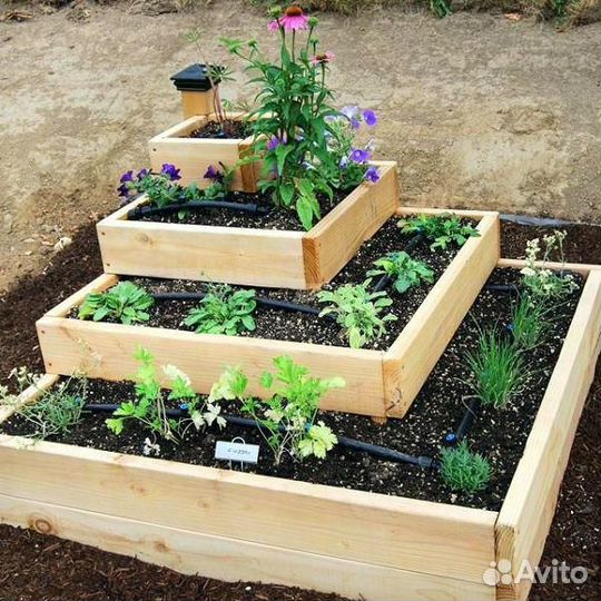 Клумба, опора для вьющихся растений