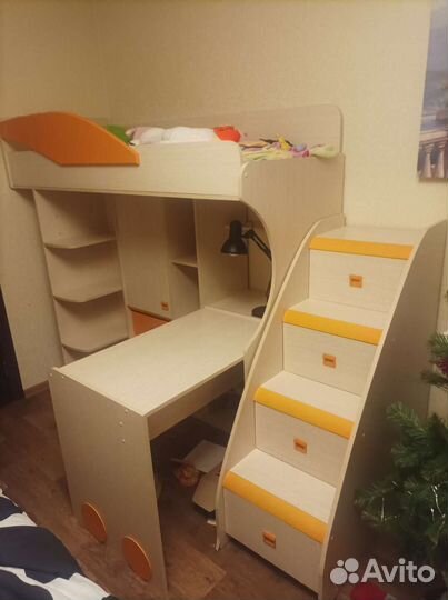 Детская кровать чердак со столом и шкафом