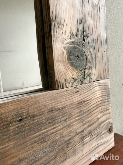 Зеркало в раме из амбарных досок