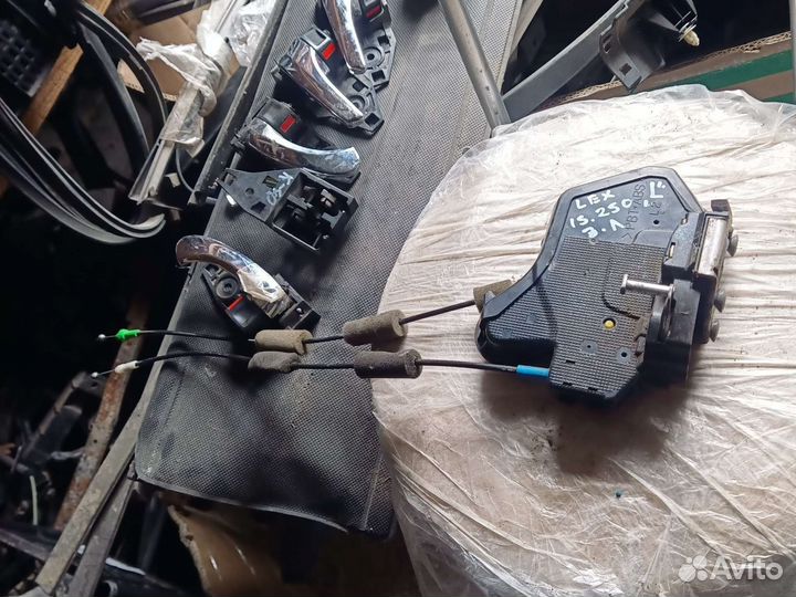 Замок двери задний правый левый Lexus is 250