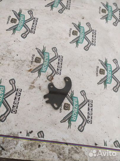 Кронштейн насоса гур Nissan Serena C23