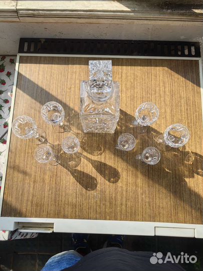 Хрустальный графин с рюмками