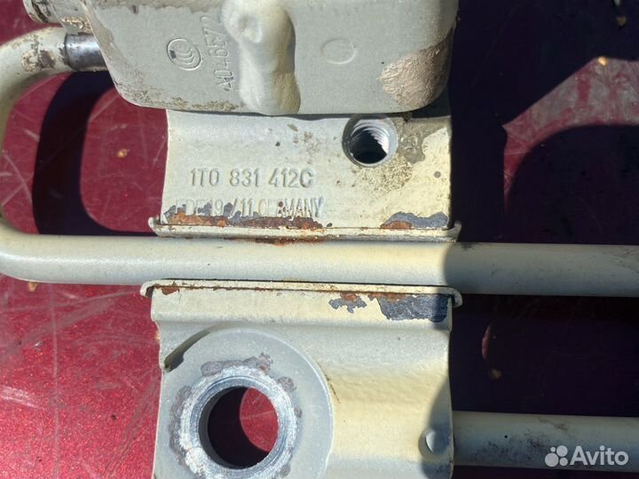 Петля передней правой двери VAG 1T0831412C