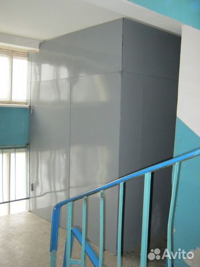 Дверь металлическая / Кладовка в подъезде