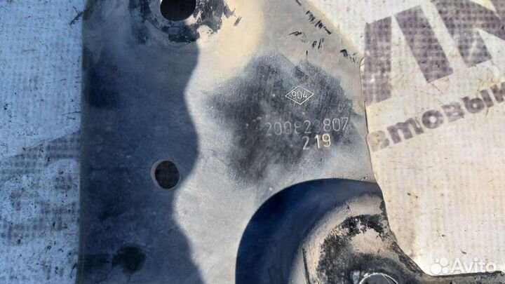 Кронштейн подрамника правый Renault Duster 4x4