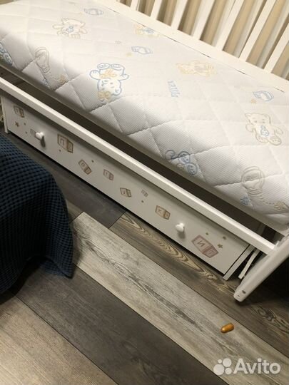 Детская кроватка с маятником и ящиком