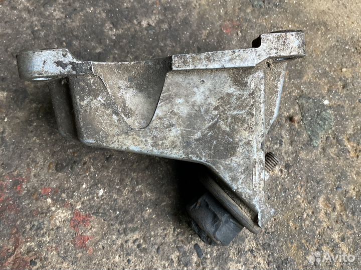 Левый кронштейн двигателя ауди а6 с4