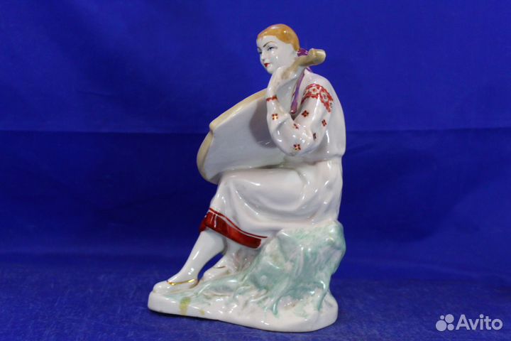 Статуэтка фарфоровая большая Бандуристка Девушка и