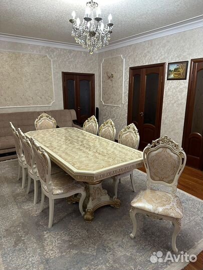 Стол со стульями