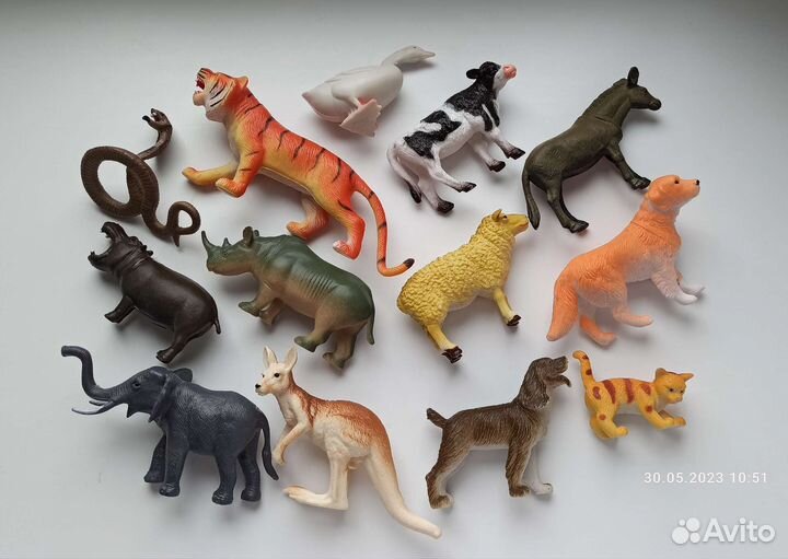 Фигурки домашних и диких животных и динозавры