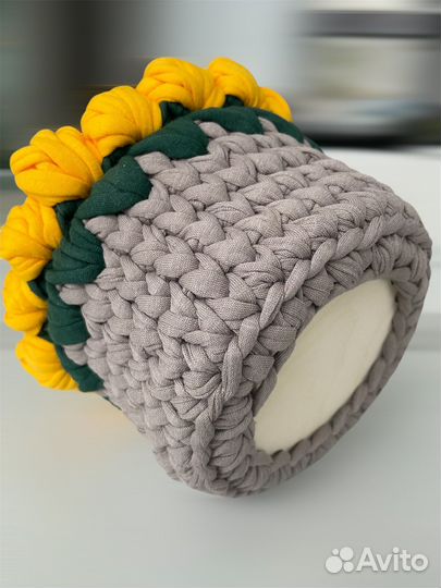 Корзинка с тюльпанами вязаная