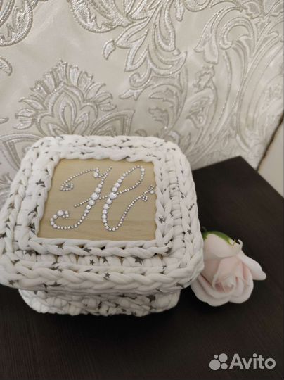 Шкатулка из трикотажной пряжи с кристаллами