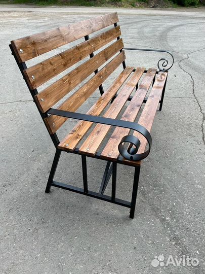 Лавка с кованными элементами