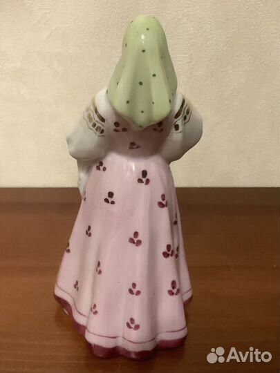 Статуэтка девушка с караваем. Дулево 1955 г