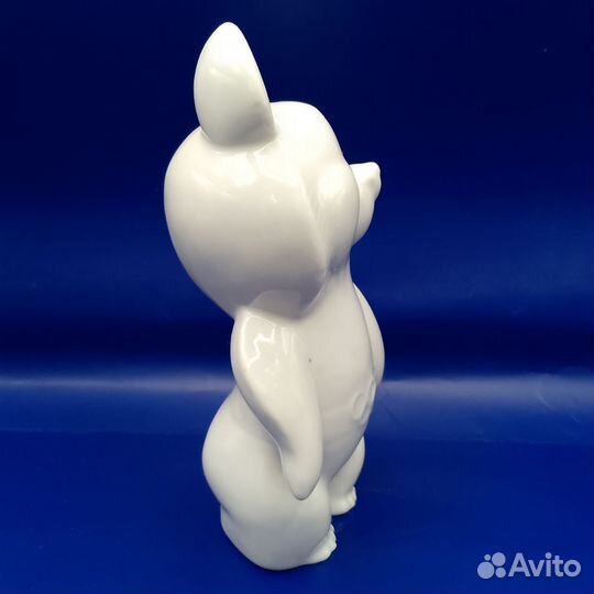 Фарфоровая статуэтка 