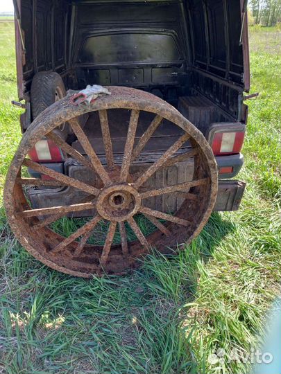Старинное колесо от трактора