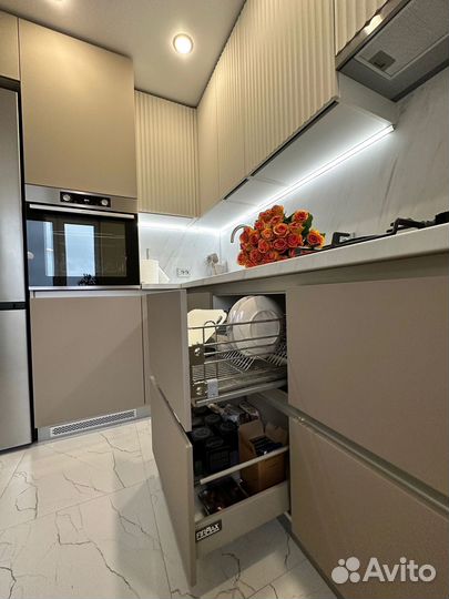 Угловая кухня под потолок на заказ в Омске