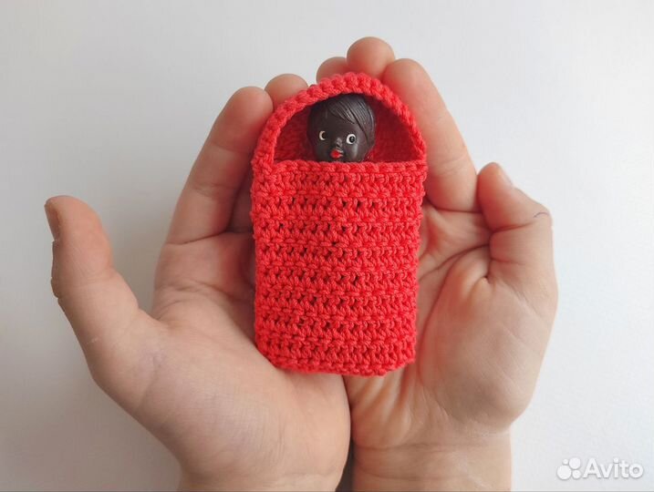 Малыш афроамериканец в вязанном конвертике